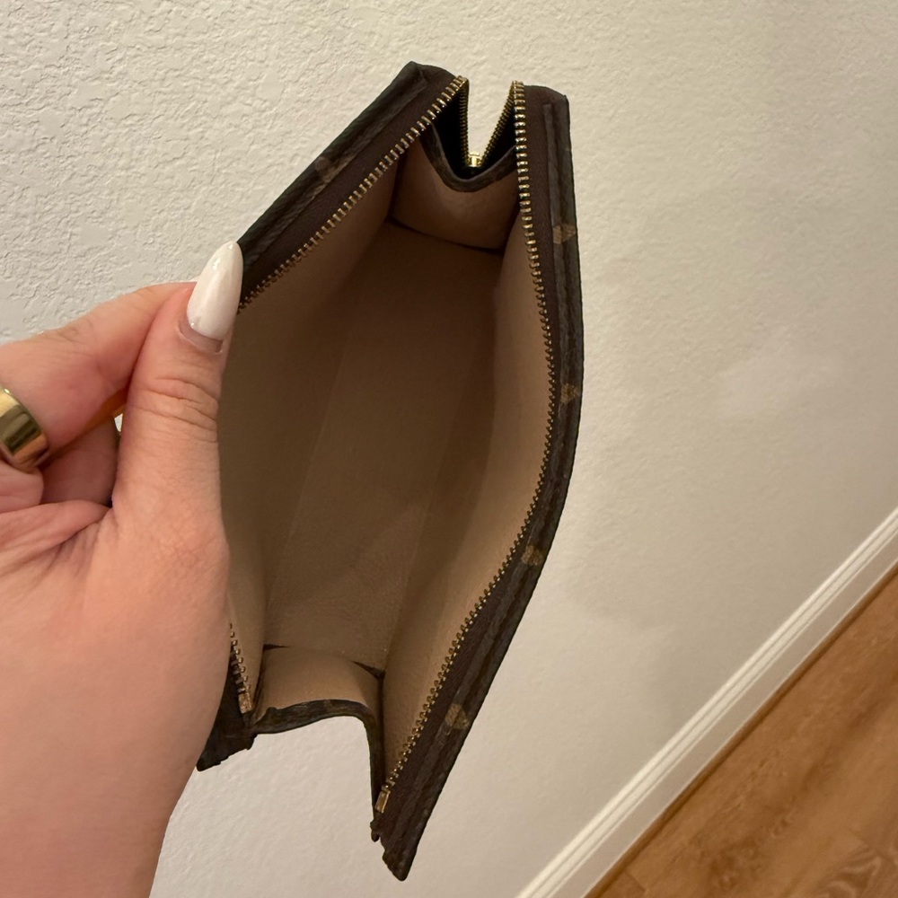 SOLD ❌ LOUIS VUITTON TOILETRY 19 POUCH - Picture 4 of 5